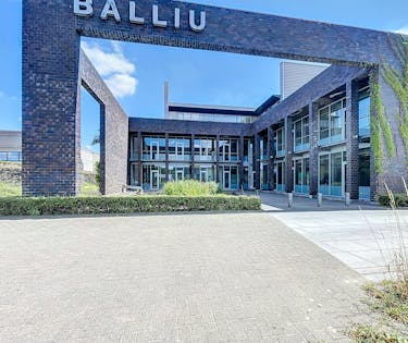Lichtrijk kantoor (355 m²) te huur in Lokeren