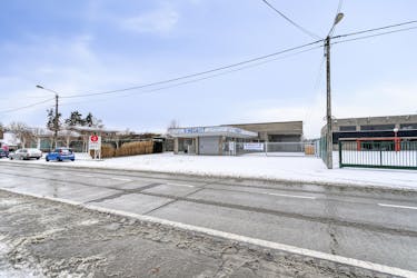 Industrieel gebouw met loods en showroom/kantoor te Ieper