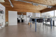 Industrieel gebouw met loods en showroom/kantoor te Ieper