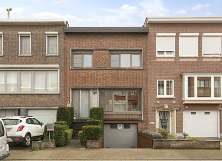 Instapklaar huis met drie slpkmrs en tuin in Deurne!