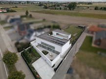 Hypermoderne strakke villa met zwembad in Gits