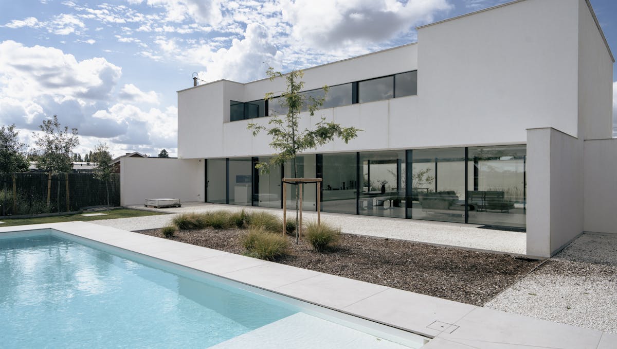 Hypermoderne strakke villa met zwembad in Gits
