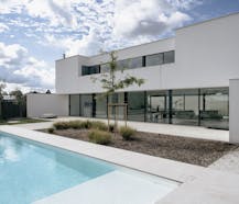 Hypermoderne strakke villa met zwembad in Gits