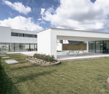 Hypermoderne strakke villa met zwembad in Gits