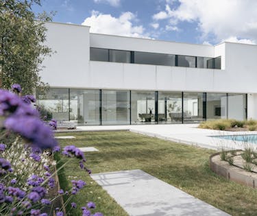 Hypermoderne strakke villa met zwembad in Gits
