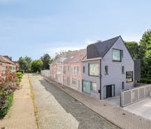 Uniek, modern huis met strakke architectuur en zonnige tuin