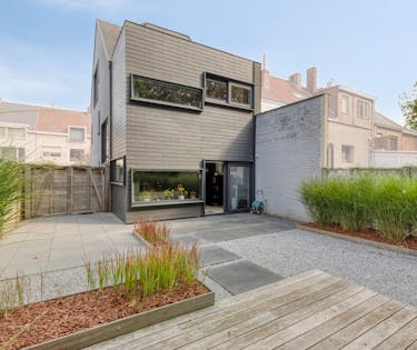 Uniek, modern huis met strakke architectuur en zonnige tuin