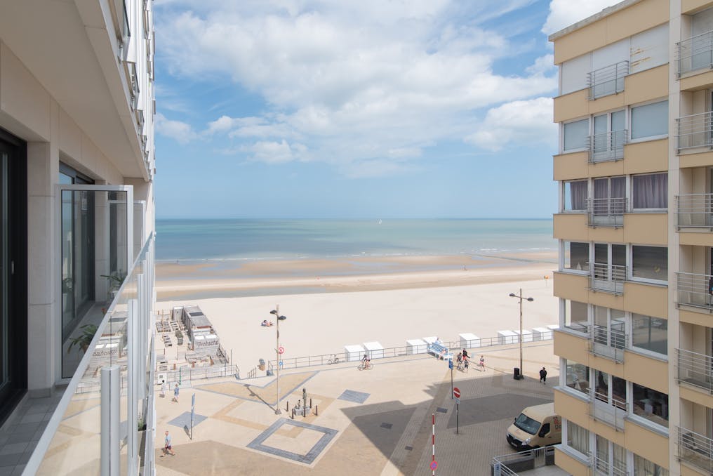 Prachtig gerenoveerde studio met slaaphoek en zijdelings zeezicht!