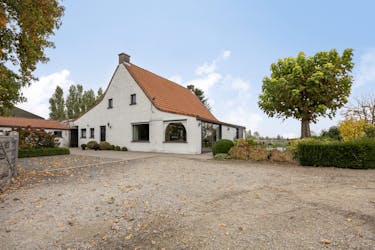 Te renoveren bedrijfswoning en bijgebouwen met charme en potentieel