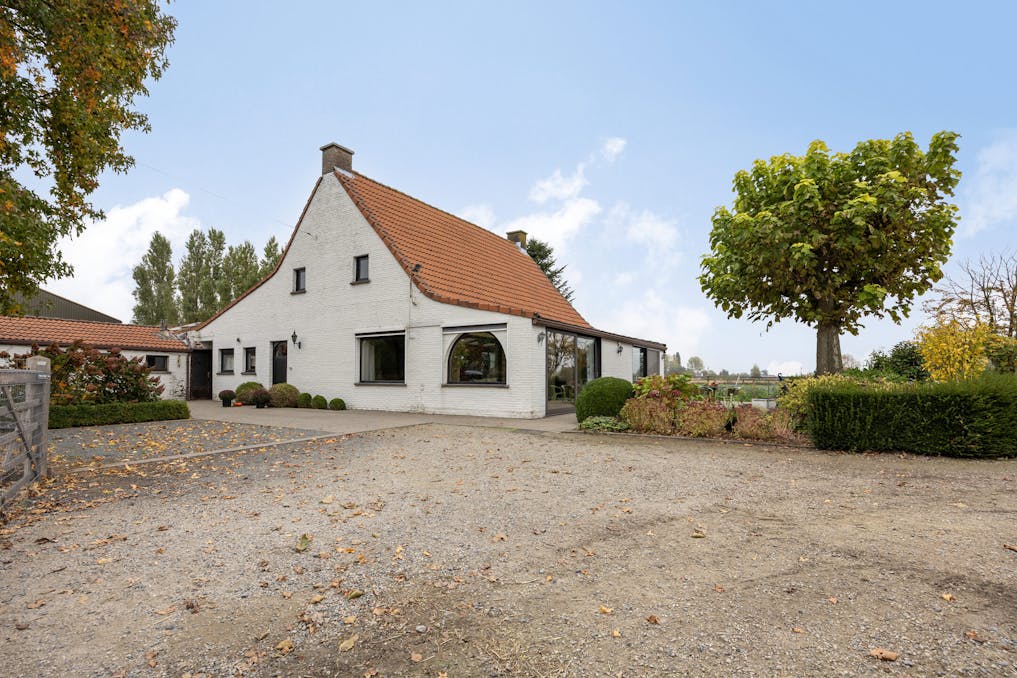 Te renoveren bedrijfswoning en bijgebouwen met charme en potentieel