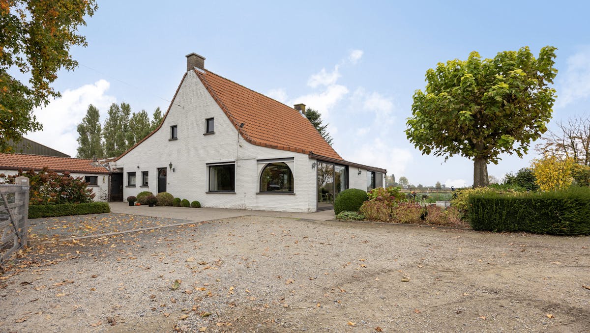 Te renoveren bedrijfswoning en bijgebouwen met charme en potentieel