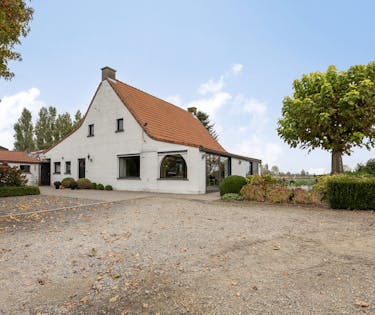 Te renoveren bedrijfswoning en bijgebouwen met charme en potentieel