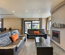 Te renoveren bedrijfswoning en bijgebouwen met charme en potentieel