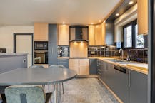 Te renoveren bedrijfswoning en bijgebouwen met charme en potentieel