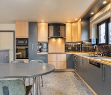 Te renoveren bedrijfswoning en bijgebouwen met charme en potentieel