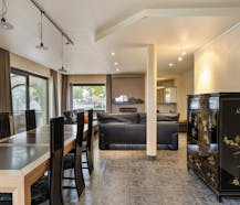 Te renoveren bedrijfswoning en bijgebouwen met charme en potentieel