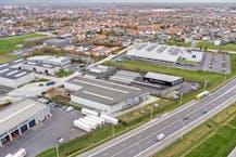 Bedrijfsgebouw te koop met zichtbaarheid vanop de Rijksweg.