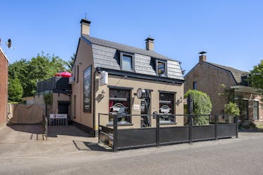 Woning met charmante kroeg en tuinterras te koop!