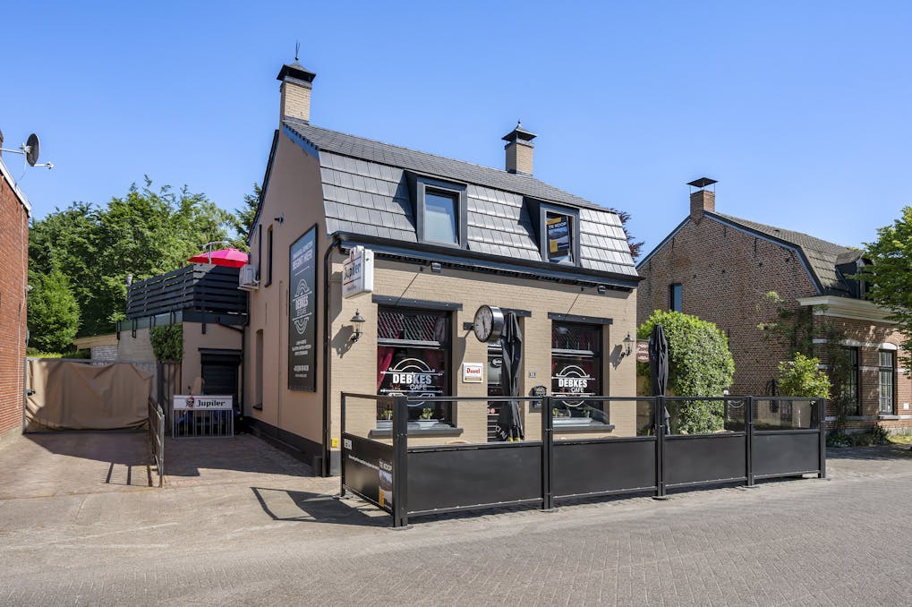 Woning met charmante kroeg en tuinterras te koop!