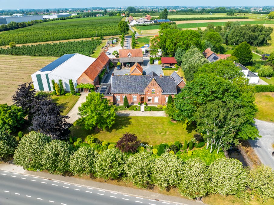 Karaktervolle historische hoeve te Sint-Eloois-Winkel 