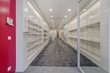 Ruime handelsruimte met kelder te koop in hartje Koksijde