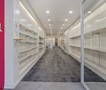 Ruime handelsruimte met kelder te koop in hartje Koksijde