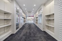 Ruime handelsruimte met kelder te koop in hartje Koksijde