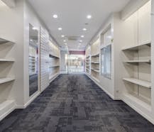 Ruime handelsruimte met kelder te koop in hartje Koksijde