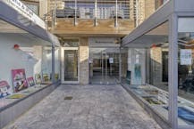 Ruime handelsruimte met kelder te koop in hartje Koksijde