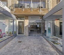 Ruime handelsruimte met kelder te koop in hartje Koksijde