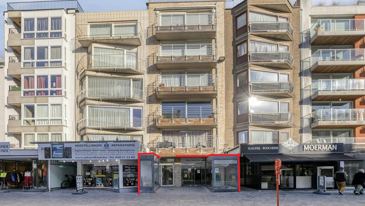 Ruime handelsruimte met kelder te koop in hartje Koksijde