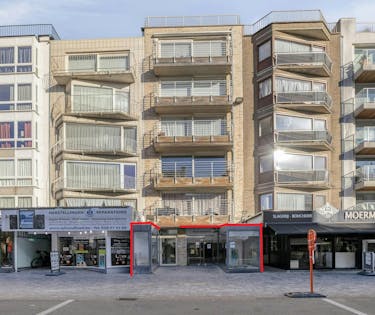 Ruime handelsruimte met kelder te koop in hartje Koksijde