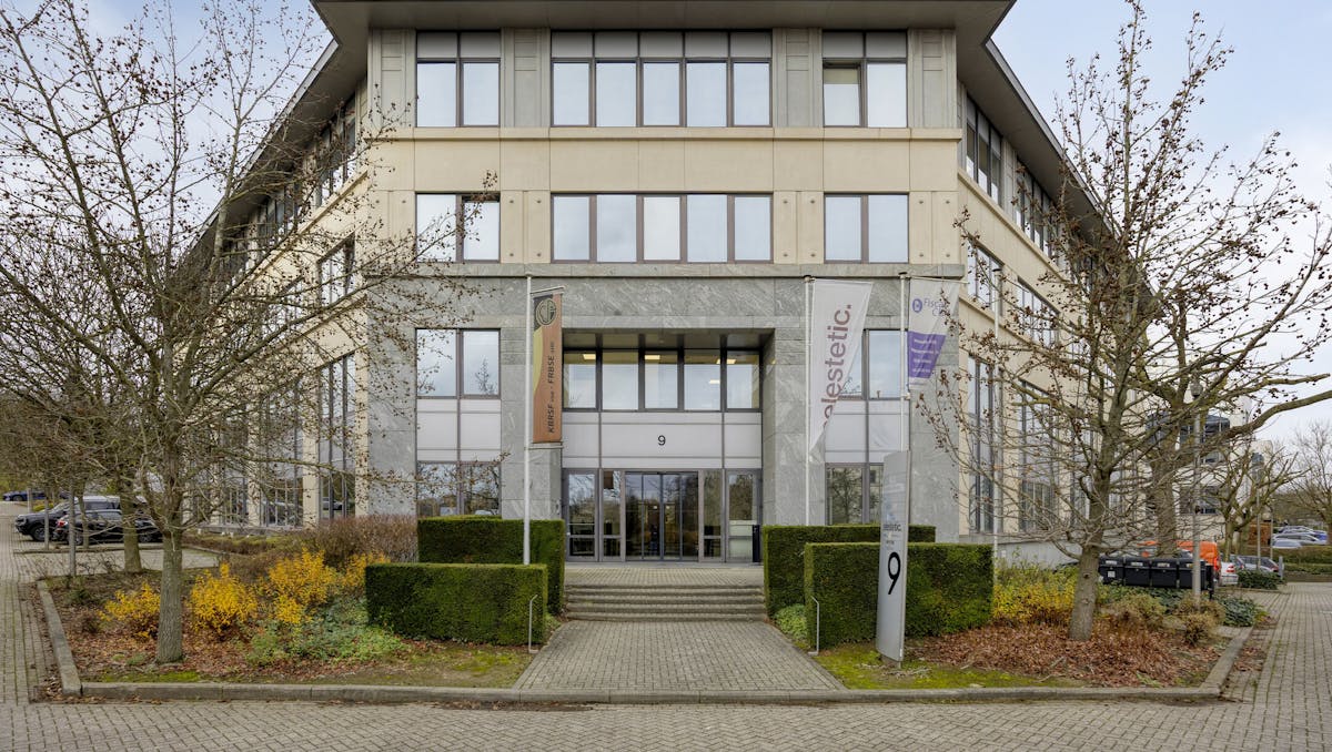 Gerenoveerd kantoor met 6 staanplaatsen te koop in Zaventem