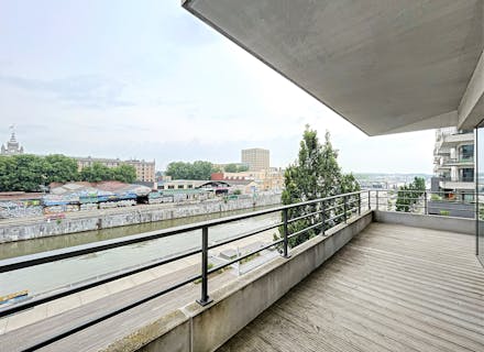 Appartement récent de 2 chambres avec grande terrasse et vue sur le canal