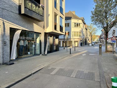 Handelspand met vitrine te huur in het centrum van Hasselt