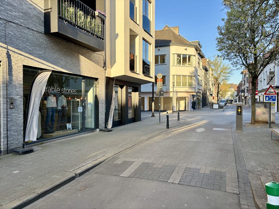 Handelspand met vitrine te huur in het centrum van Hasselt