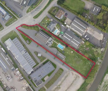 Bedrijfsgebouw + woonst (140 m²) op industrieperceel (4.758 m²)