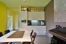 Kantoor/ winkel (262 m²) te Oostkamp met mooie visibiliteit.