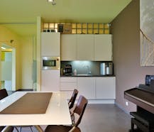 Kantoor/ winkel (262 m²) te Oostkamp met mooie visibiliteit.