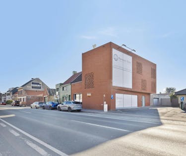 Centraal gelegen handelsruimtes (300 m²) te Gistel