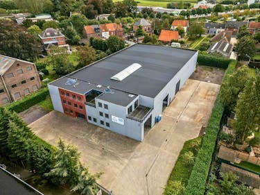 Modern bedrijfsgebouw in uitstekende staat nabij N9