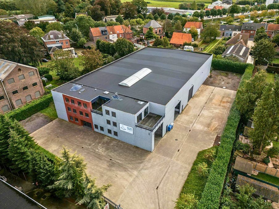 Modern bedrijfsgebouw in uitstekende staat nabij N9