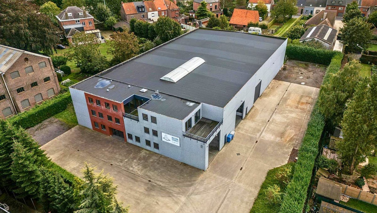 Modern bedrijfsgebouw in uitstekende staat nabij N9