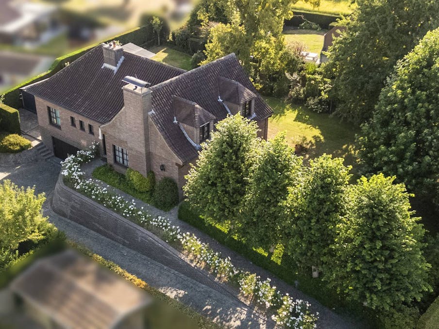 Unieke villa te koop op een rustige ligging in Harelbeke! 