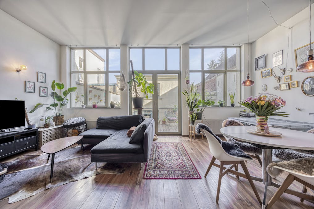 Lichtrijk appartement met bijgebouw in Ronse te koop