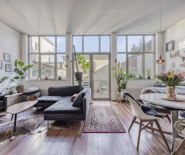 Lichtrijk appartement met bijgebouw in Ronse te koop