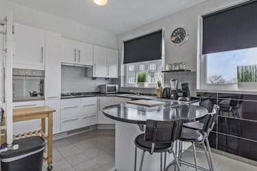 Gemeubelde duplex met 5 slaapkamers en dakterras te huur in Antwerpen