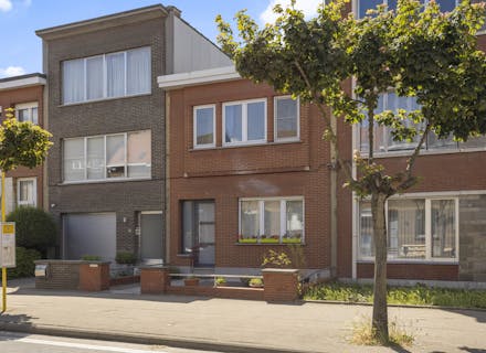 Leuke op te frissen woning  van 115m² met 2 slaapkamers, bureau en tuin nabij centrum Wilrijk.