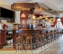 Charmant café (vrij van brouwer) & woonst te koop.