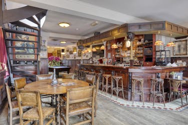 Charmant café (vrij van brouwer) & woonst  te koop.